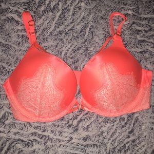 Victoria's Secret Bombshell!